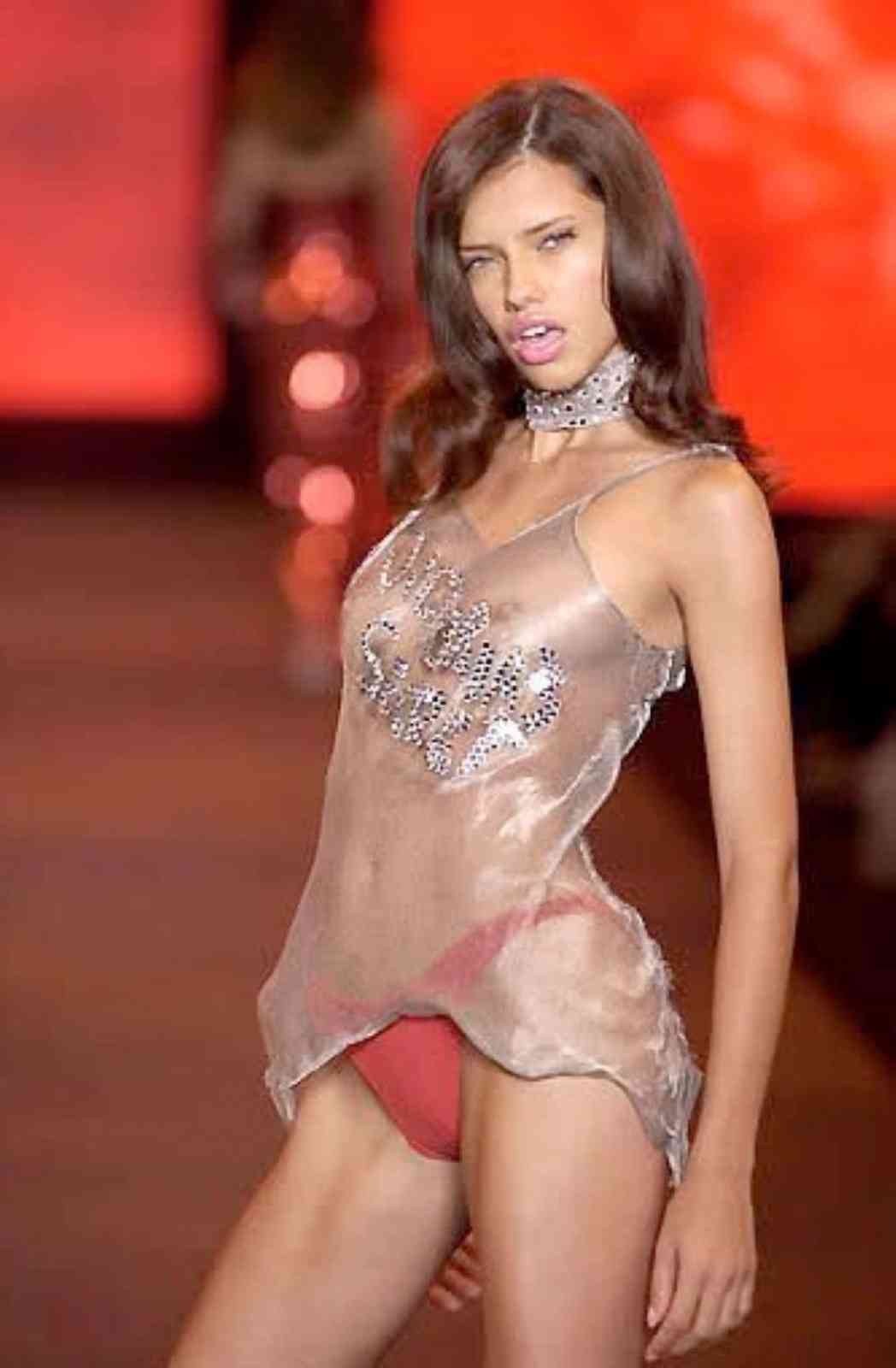Adriana lima top falls on runway 1998